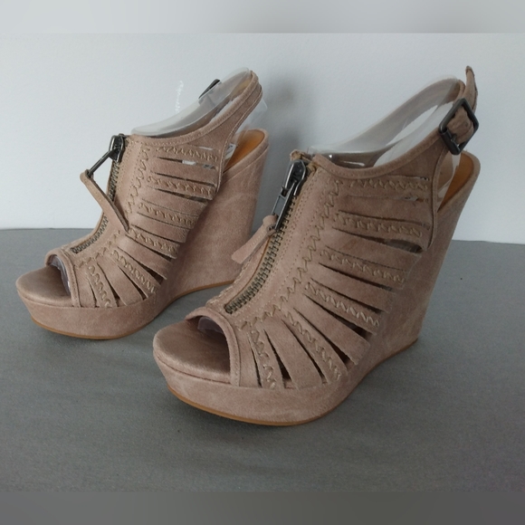 3/$20 Heel - Picture 1 of 6